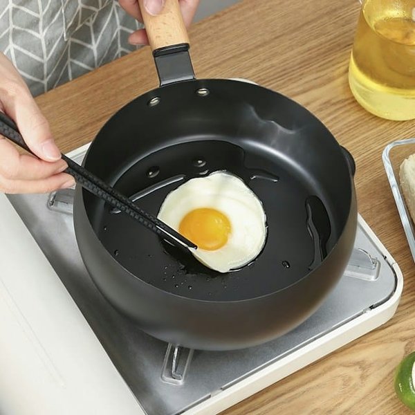 What are the best techniques for frying perfect eggs?